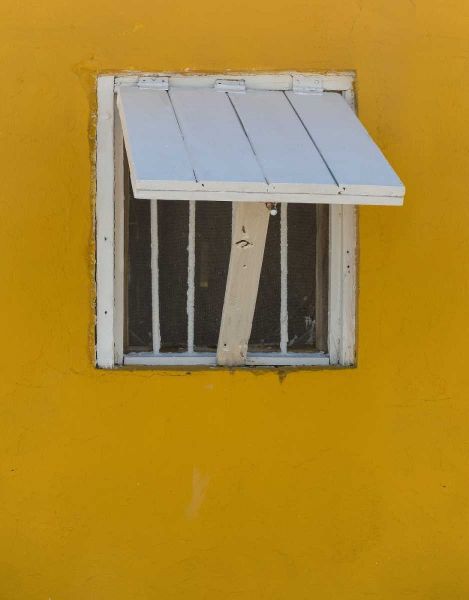 Bahamas, Little Exuma Is Window in yellow wall